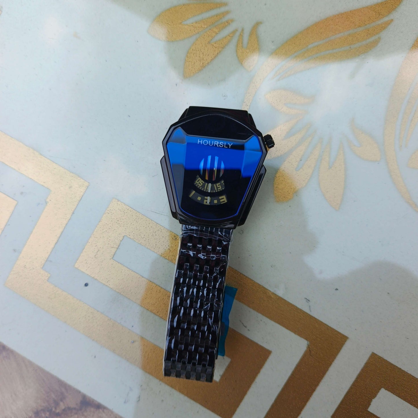 **Creative Bucket Dial Quartz Watch – Stylish Steel Strap for Men**